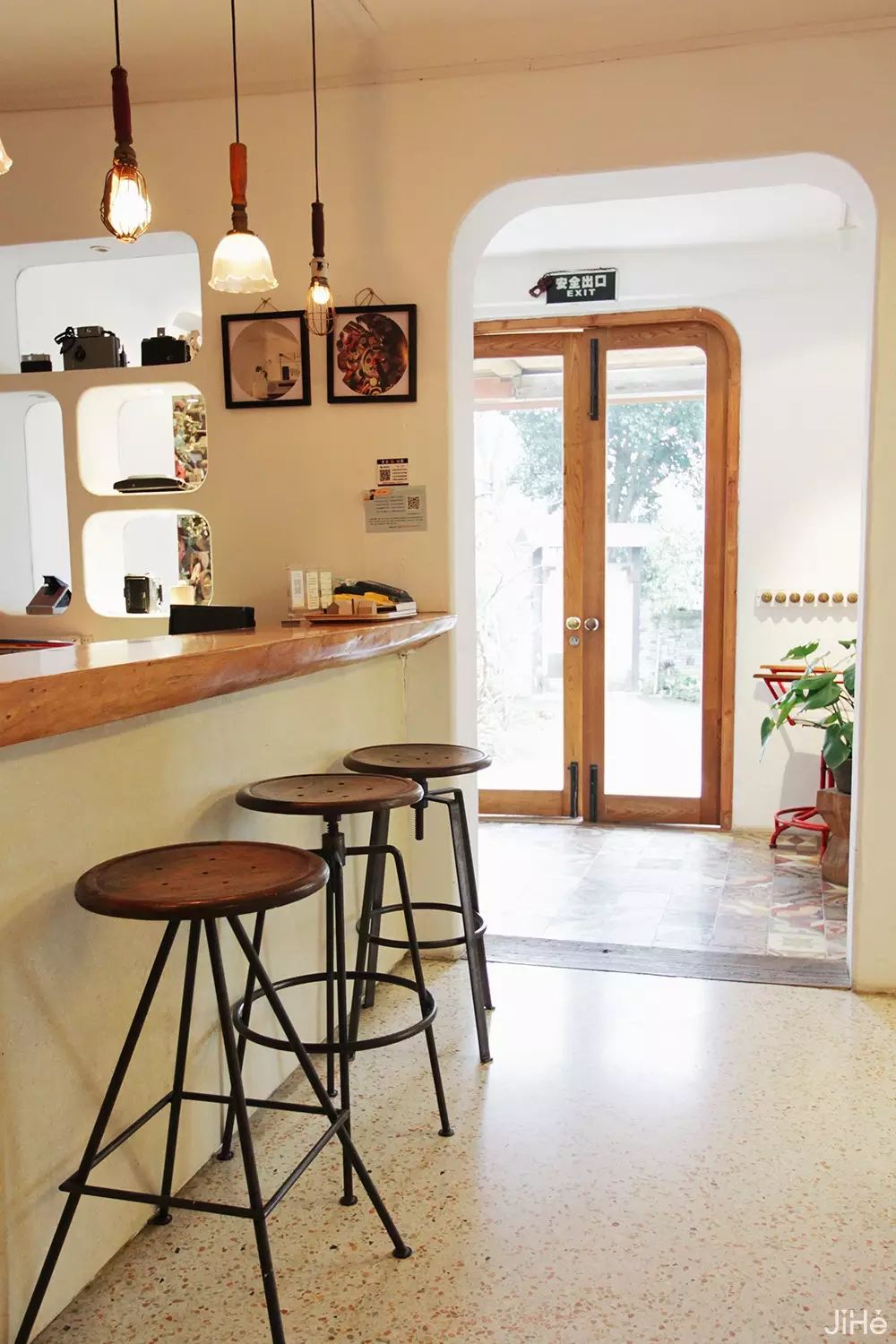 原木风咖啡厅设计说明_原木色咖啡厅装修风格_原木风格咖啡厅